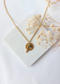 Ketting met edelsteen en bedel