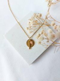 Ketting met edelsteen en bedel