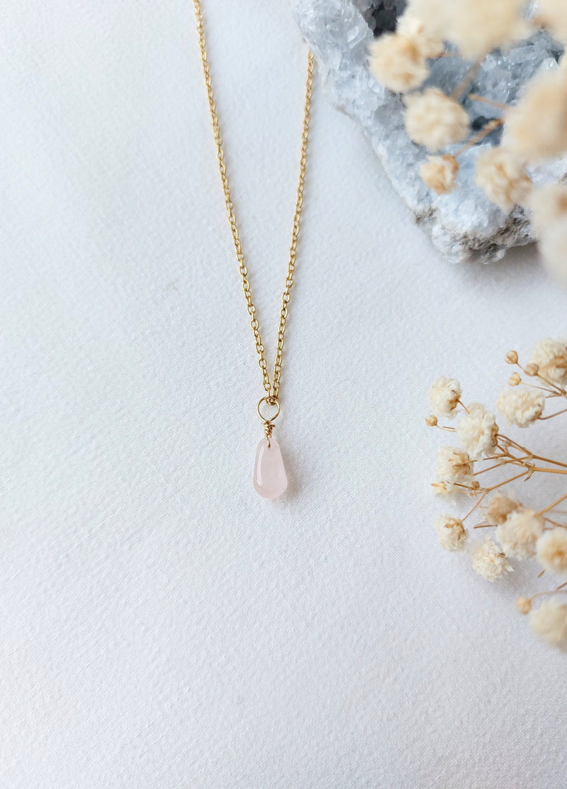 Minimalisische oorbellen en ketting met Rozenkwarts