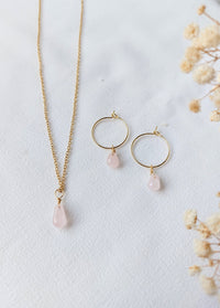 Minimalisische oorbellen en ketting met Rozenkwarts